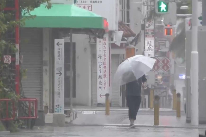 Japonsko nařídilo evakuace kvůli blížícímu se tajfunu, zrušilo 500 letů