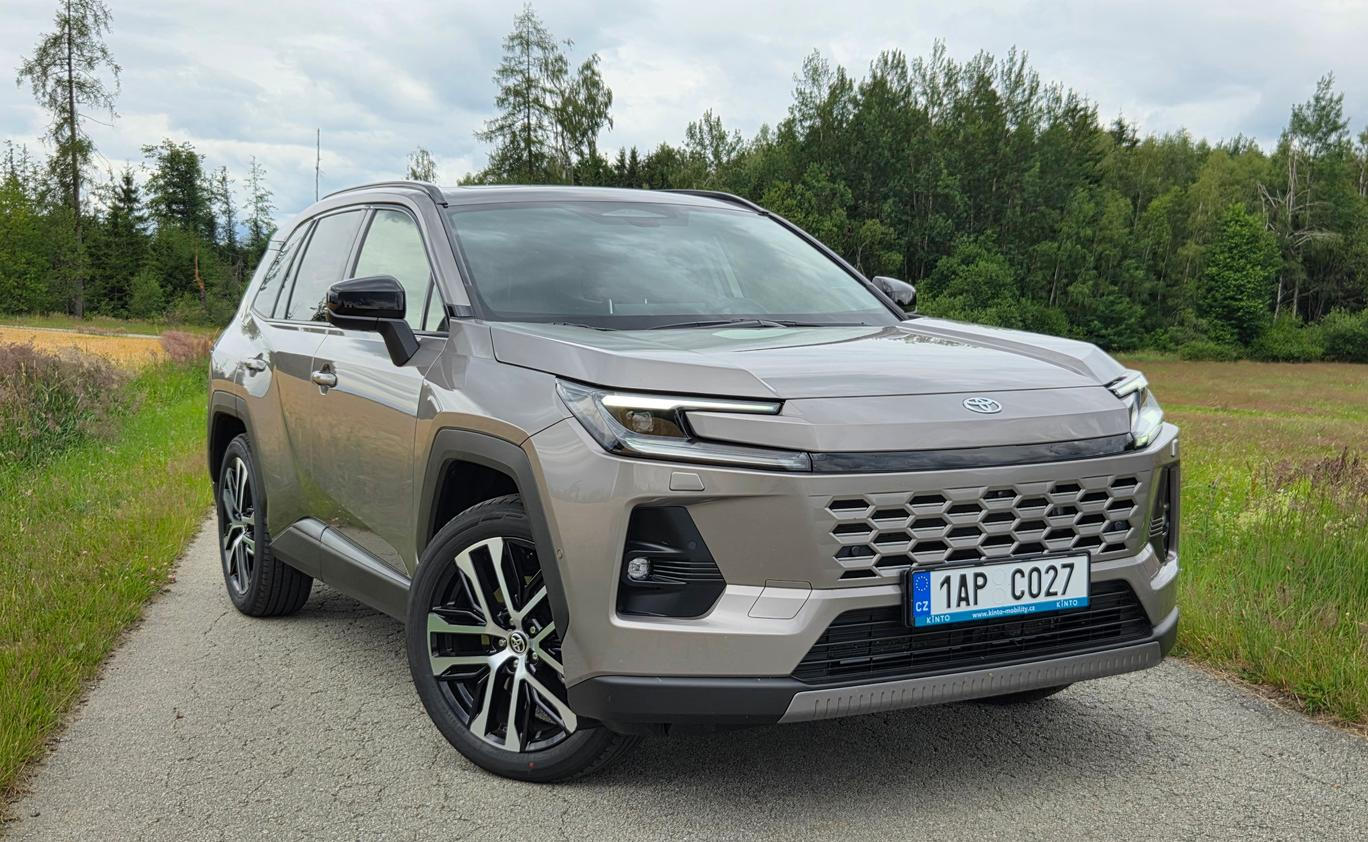 Toyota RAV4 ve vrcholné výbavě Executive s hybridem a pohonem všech kol stojí 1,4 milionu korun.