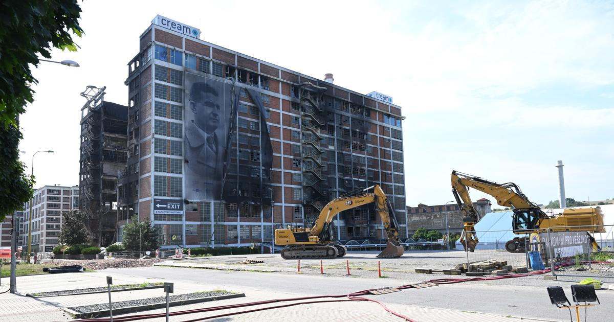 Ve Zlíně začala demolice vyhořelé výškové budovy, potrvá zhruba 25 pracovních dní
