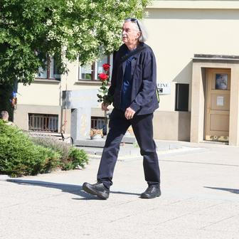 Poslední rozloučení se zesnulým výtvarníkem, hudebníkem a pedagogem Milanem Knížákem.