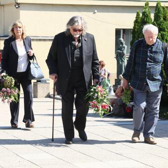 Poslední rozloučení se zesnulým výtvarníkem, hudebníkem a pedagogem Milanem Knížákem.