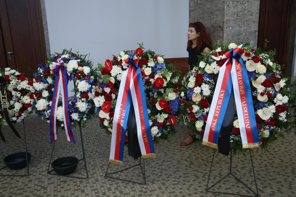 Poslední rozloučení se zesnulým výtvarníkem, hudebníkem a pedagogem Milanem Knížákem.