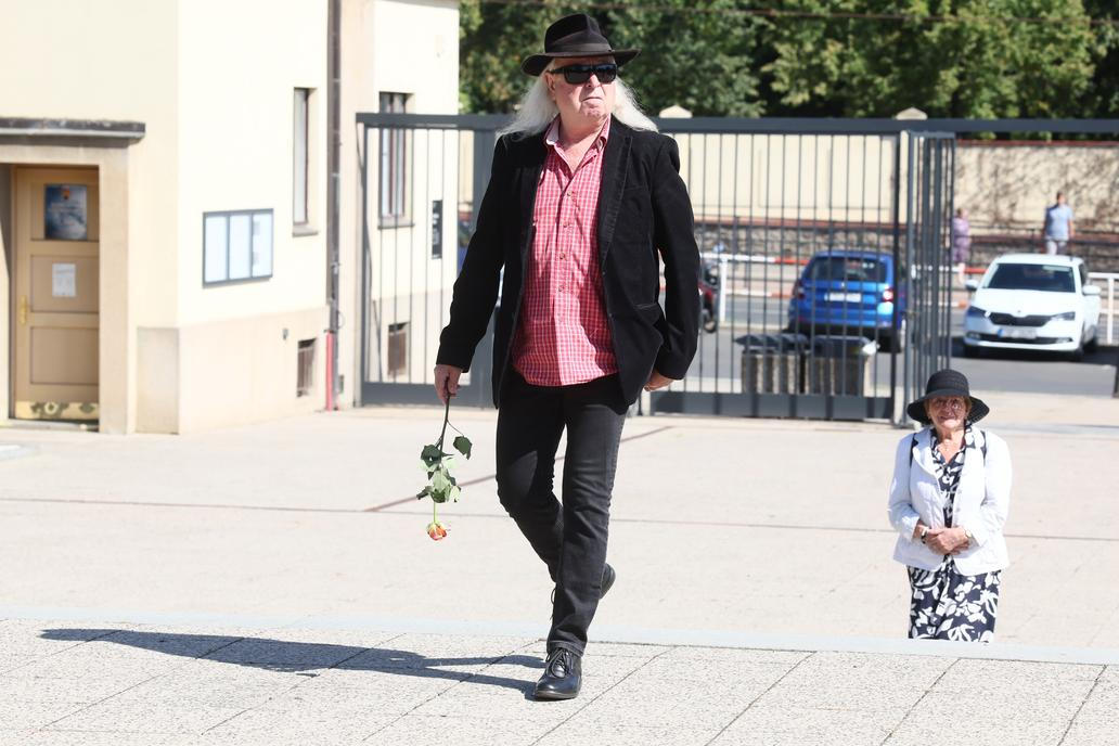 Poslední rozloučení se zesnulým výtvarníkem, hudebníkem a pedagogem Milanem Knížákem.