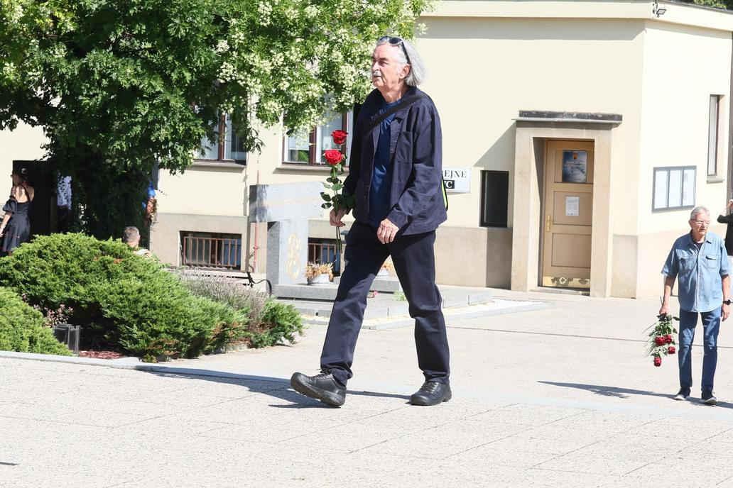 Poslední rozloučení se zesnulým výtvarníkem, hudebníkem a pedagogem Milanem Knížákem.