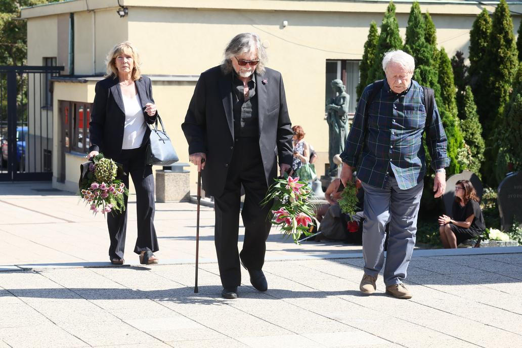 Poslední rozloučení se zesnulým výtvarníkem, hudebníkem a pedagogem Milanem Knížákem.