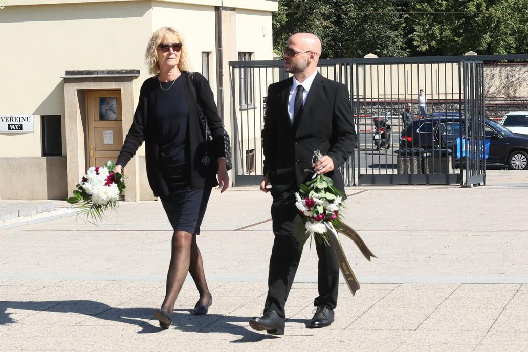 Poslední rozloučení se zesnulým výtvarníkem, hudebníkem a pedagogem Milanem Knížákem.