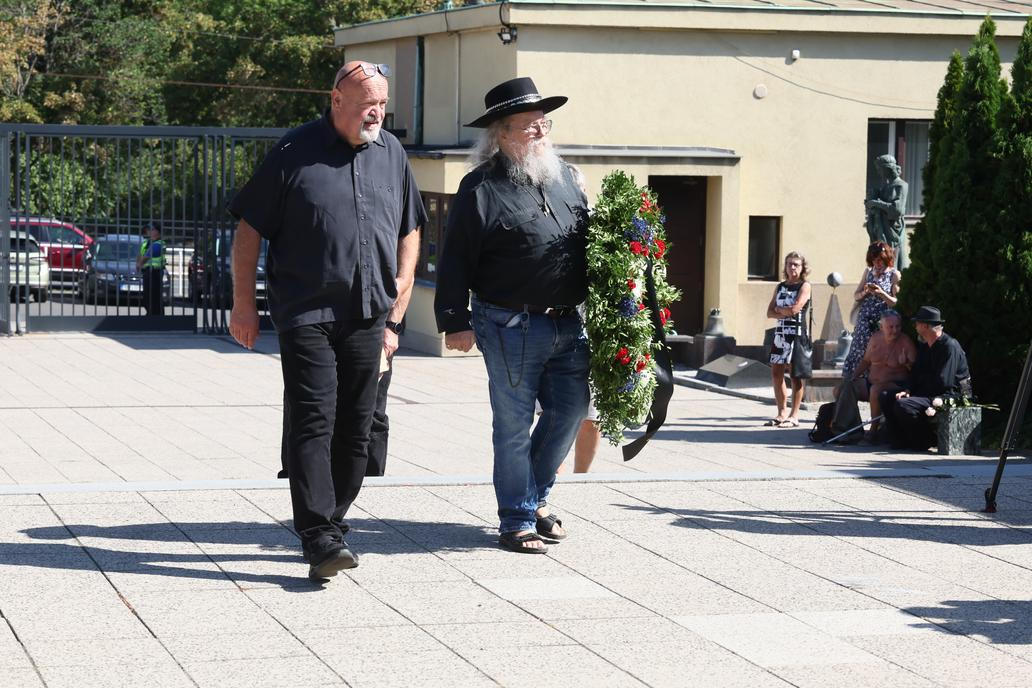 Poslední rozloučení se zesnulým výtvarníkem, hudebníkem a pedagogem Milanem Knížákem.