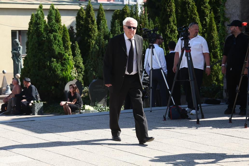 Poslední rozloučení se zesnulým výtvarníkem, hudebníkem a pedagogem Milanem Knížákem.