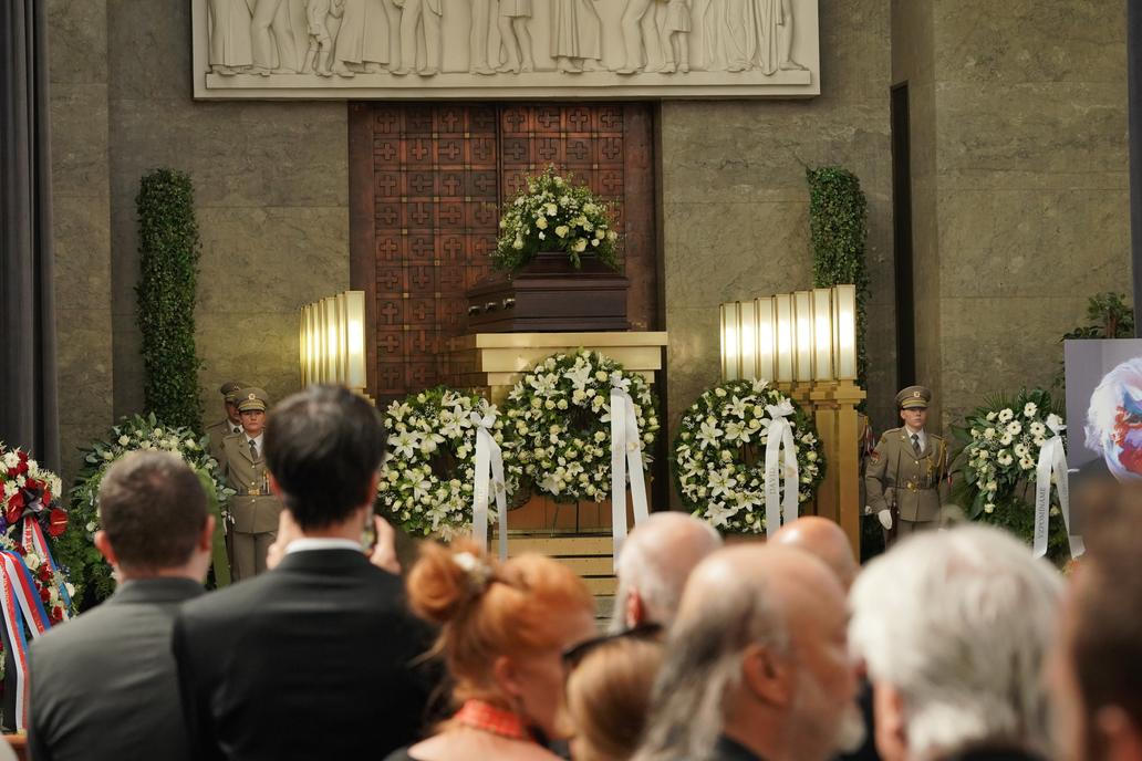 Poslední rozloučení se zesnulým výtvarníkem, hudebníkem a pedagogem Milanem Knížákem.