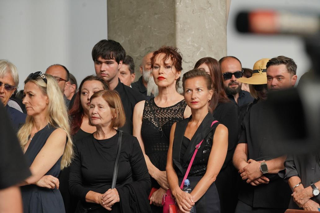 Poslední rozloučení se zesnulým výtvarníkem, hudebníkem a pedagogem Milanem Knížákem.