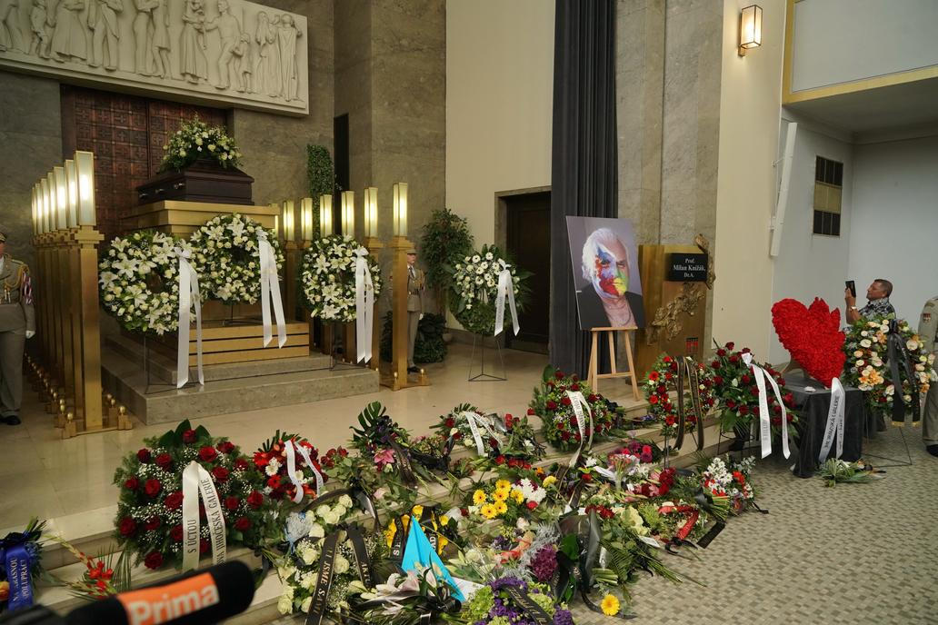 Poslední rozloučení se zesnulým výtvarníkem, hudebníkem a pedagogem Milanem Knížákem.