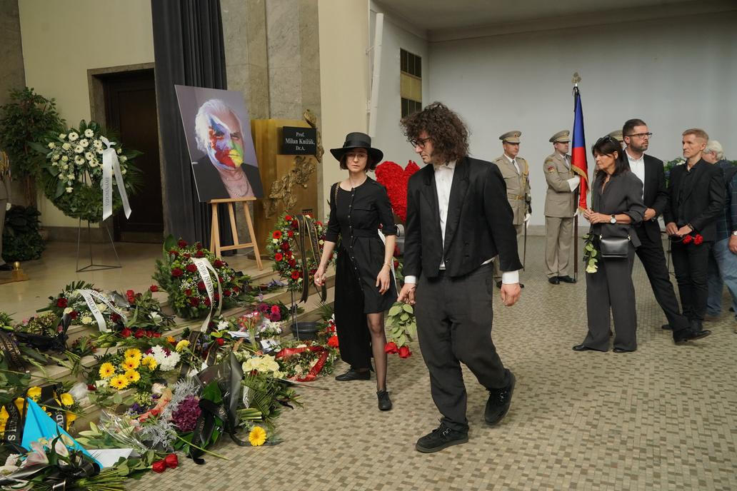 Poslední rozloučení se zesnulým výtvarníkem, hudebníkem a pedagogem Milanem Knížákem.