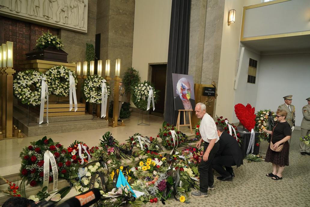 Poslední rozloučení se zesnulým výtvarníkem, hudebníkem a pedagogem Milanem Knížákem.