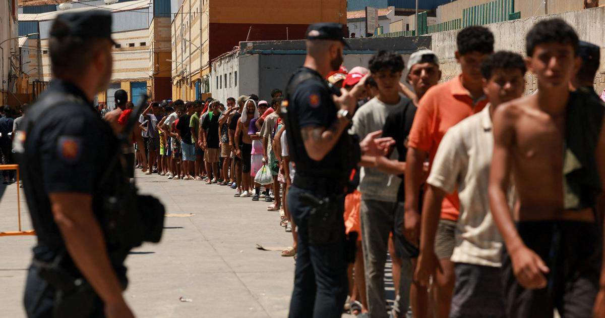 Španělsko oznámilo rozbití sítě pašeráků migrantů do Evropy, policie zadržela 78 lidí