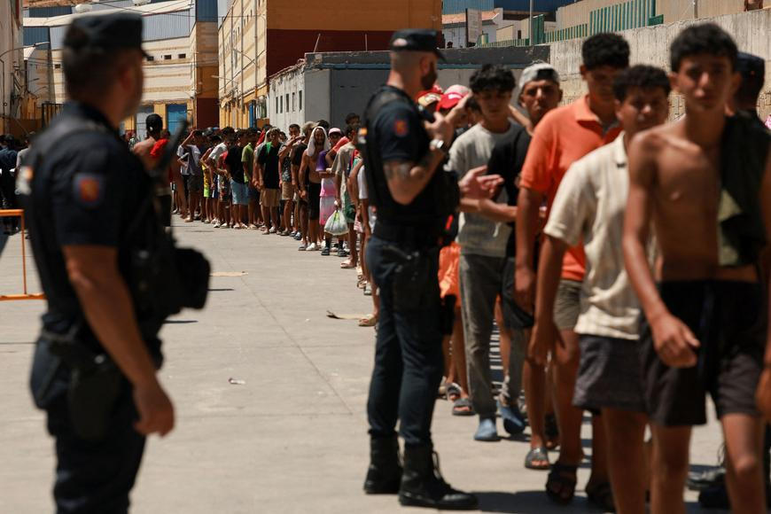 Španělsko oznámilo rozbití sítě pašeráků migrantů do Evropy, policie zadržela 78 lidí