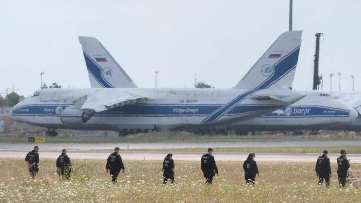Policisté prohledávají lipské letiště po nálezu dronu s výbušninami.