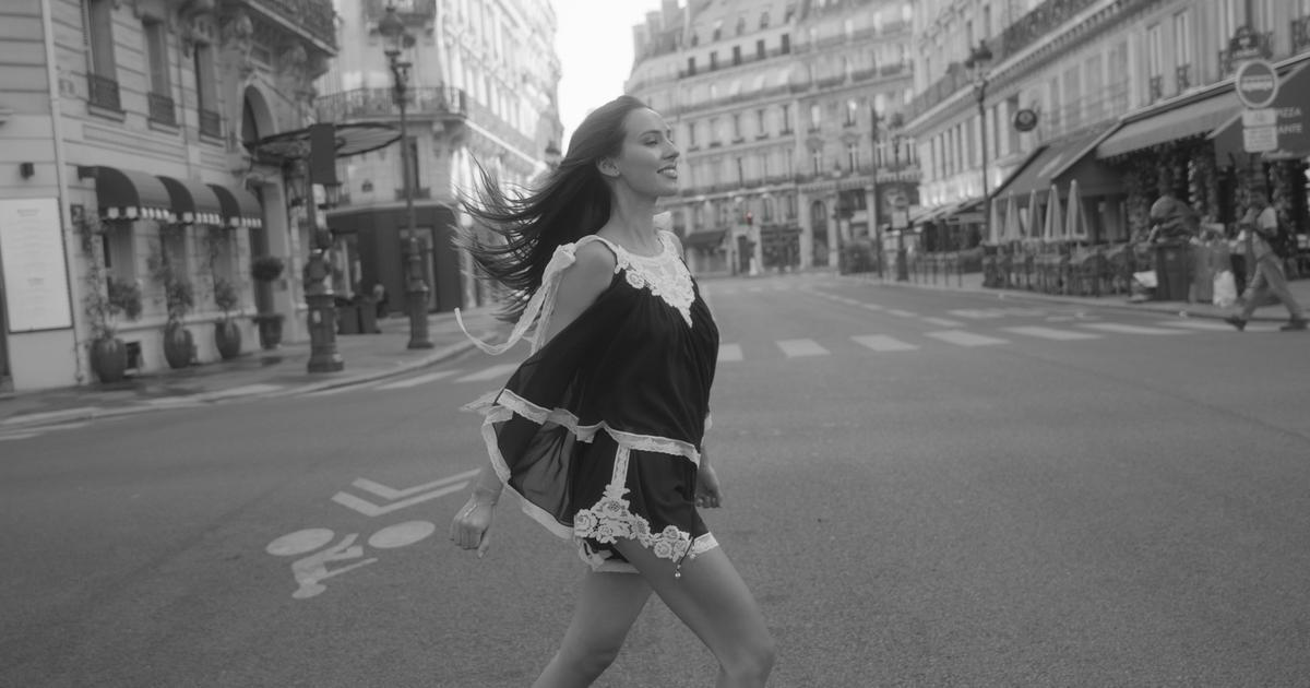 Zpěvačka Charlotte Gott zveřejnila videoklip ke svému třetímu singlu Paris