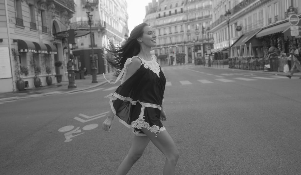 Zpěvačka Charlotte Gott ve videoklipu k písni Paris, který se natáčel přímo ve francouzské metropoli..
