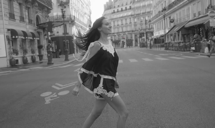 Zpěvačka Charlotte Gott ve videoklipu k písni Paris, který se natáčel přímo ve francouzské metropoli..