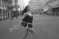 Zpěvačka Charlotte Gott ve videoklipu k písni Paris, který se natáčel přímo ve francouzské metropoli..