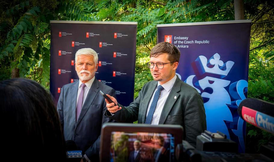Drake působil tři roky jako mluvčí české diplomacie, většinu času za ministra Lipavského, krátce pak i za Macinky. Z Černínského paláce odešel letos v lednu, krátce po zveřejnění  ministrových kontroverzních esemesek.