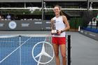 Darja Viďmanová s trofejí pro finalistku turnaje v Memphisu 2026