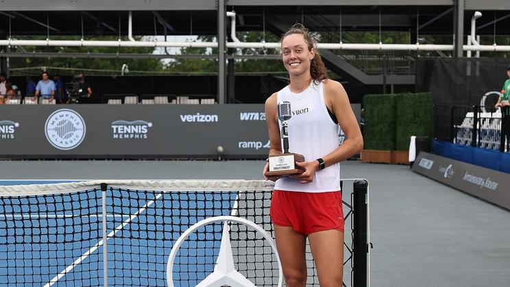 Darja Viďmanová s trofejí pro finalistku turnaje v Memphisu 2026