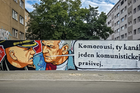 Přímo naproti pražskému stadionu Eden se objevil mural kritizující Jiřího Komorouse, bývalého šéfa policejních ochránců a současného bezpečnostního poradce Slavie.