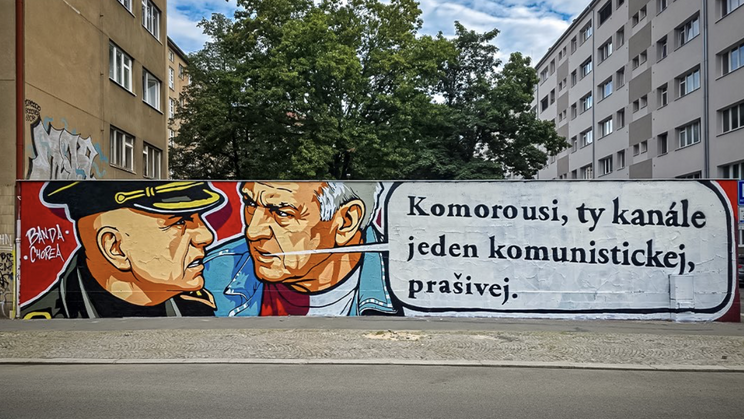 Přímo naproti pražskému stadionu Eden se objevil mural kritizující Jiřího Komorouse, bývalého šéfa policejních ochránců a současného bezpečnostního poradce Slavie.