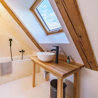 Hostům je k dispozici také sauna a vířivka a venkovní terasa. Parkování je možné zdarma přímo u objektu.