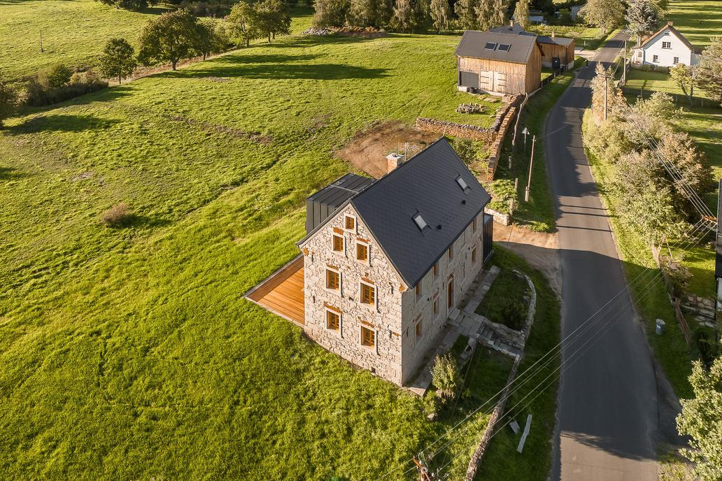 Nové části krovu proto vznikaly klasickými tesařskými spoji na rybinu, bez železa. 