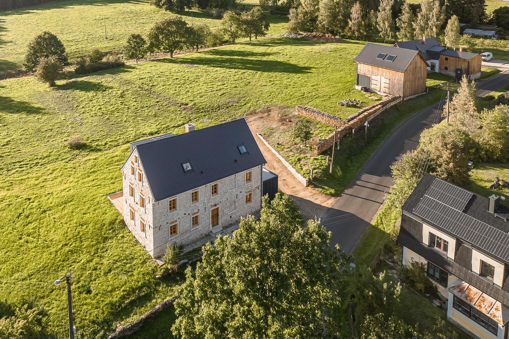 Prostorná terasa  s posezením, markýzou a plynovým grilem navazuje na zahradu a výhledy do krajiny. Nechybí ani ohniště s vybavením pro grilování i opékání buřtů.