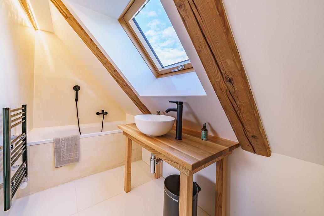 Hostům je k dispozici také sauna a vířivka a venkovní terasa. Parkování je možné zdarma přímo u objektu.