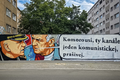 Přímo naproti pražskému stadionu Eden se objevil mural kritizující Jiřího Komorouse, bývalého šéfa policejních ochránců a současného bezpečnostního poradce Slavie.