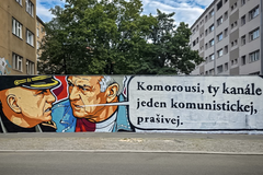 Přímo naproti pražskému stadionu Eden se objevil mural kritizující Jiřího Komorouse, bývalého šéfa policejních ochránců a současného bezpečnostního poradce Slavie.