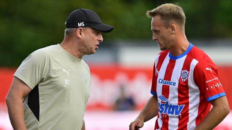 Trenér Zbrojovky Martin Svědík v diskuzi s Patrikem Čavošem