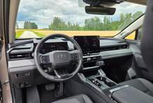 RAV4 se nabízí jako hybrid nebo plug-in hybrid, v obou případech je na výběr pohon předních nebo všech kol. Do testu dorazila hybridní čtyřkolka.