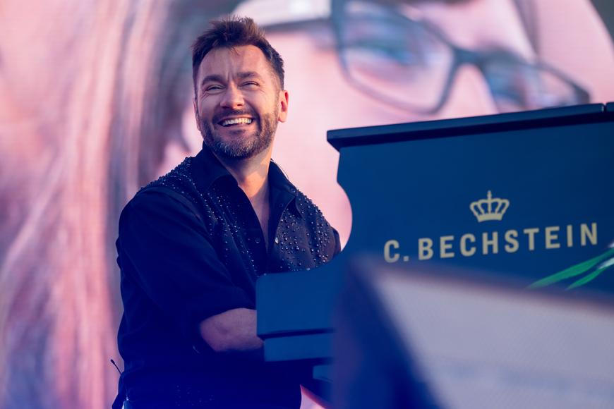 Marek Ztracený na Letné nabídl většinu svých hitů, přišlo si je poslechnout 70 tisíc lidí