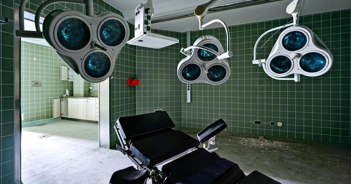 Ostraha lomcovala dveřmi, jedny ale přehlédla. Urbexerka prošla mrazivá zákoutí opuštěné kliniky