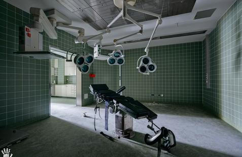 Prostory chirurgie. V nemocnici se prováděly například operace cév či rekonstrukční zákroky.