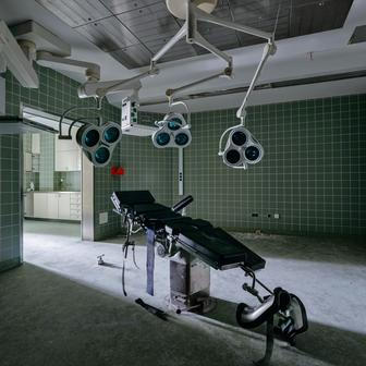 Prostory chirurgie. V nemocnici se prováděly například operace cév či rekonstrukční zákroky.