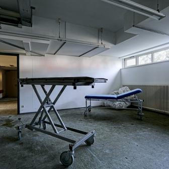 Tmavá chodba spojující operační trakt s ambulantní částí.