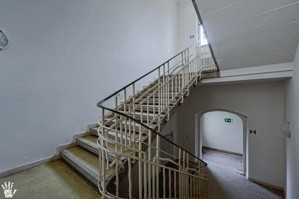 Centralní schodiště spojující jednotlivá patra s lůžkovým oddělením.