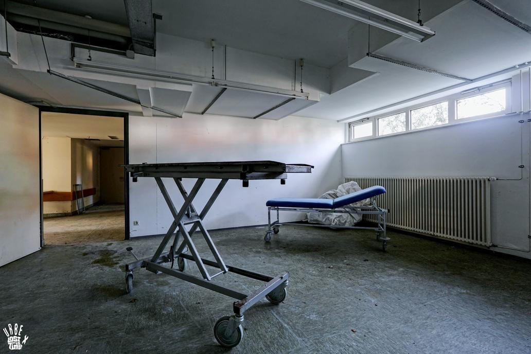 Tmavá chodba spojující operační trakt s ambulantní částí.