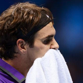 Švýcarský tenista Roger Federer v utkání se Srbem Novakem Djokovičem ve finále Turnaje mistrů 2012.