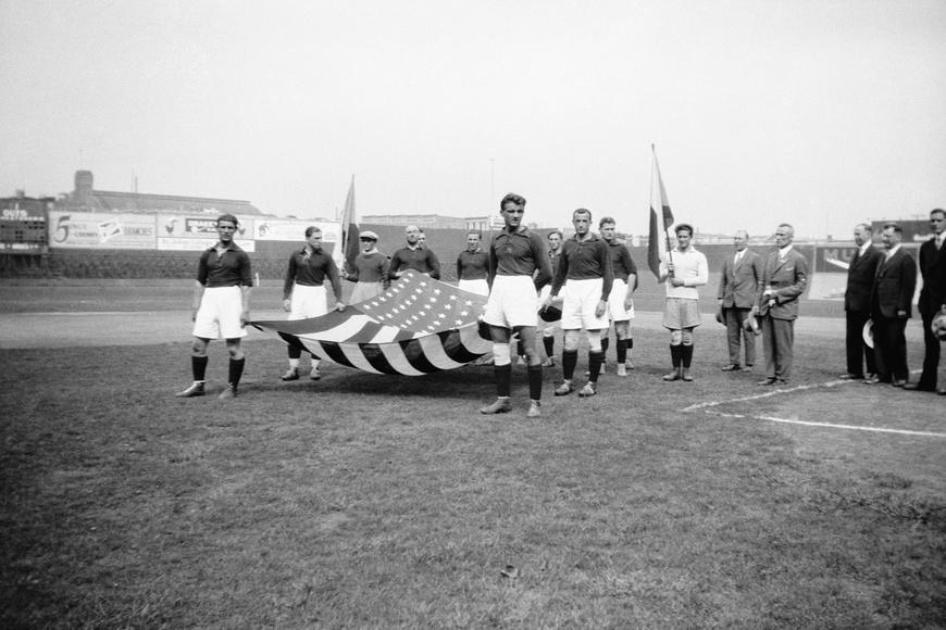 Sparta na turné v USA zažila ovace, bitku i naprostý bizár. Obránce Hojera nakopl rozhodčí