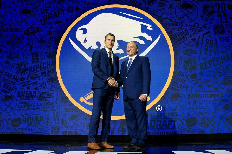 Jiří Kulich při draftu NHL 2022 se šéfem ligy Garym Bettmanem