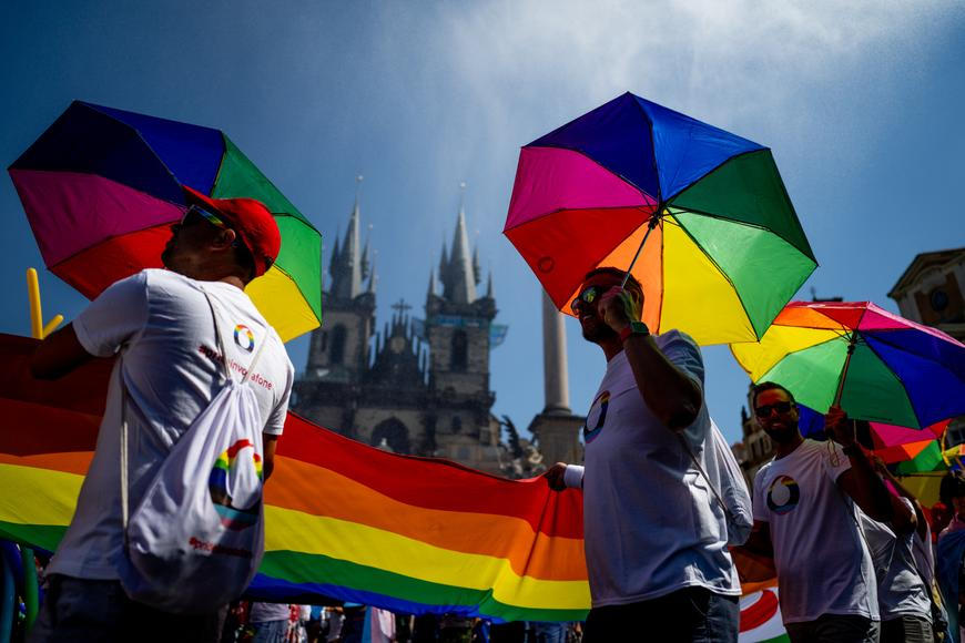 Prahou prošly desítky tisíc lidí, aby vyjádřily podporu právům sexuálních menšin