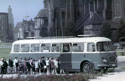 V prosinci 1958 podepsalo Polsko licenční smlouvu na výrobu Škody 706 RTO a v roce následujícím vzniklo prvních pár desítek aut s označením Jelcz 043.