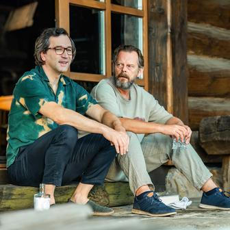 Martin Stránský jako spisovatel Abel Znorko a Ondřej Sokol v roli údajného novináře Nicolase Goberta ve filmu Léčivé účinky sebeklamu (2026). 